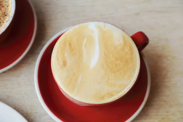 Latte Kaffe Röd Kopp Rustika Träbord — Stockfoto