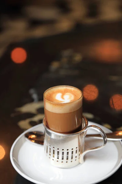 Небольшая Порция Эспрессо Горячим Молоком Сливками Столике Кафе Легким Боке — стоковое фото