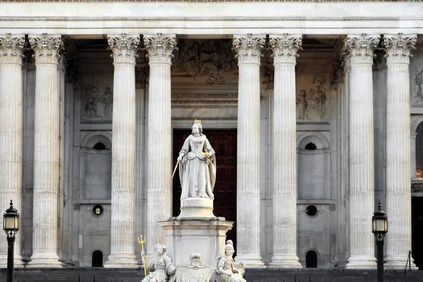 Una Estatua Reina Ana Instala Explanada Fuera Fachada Oeste Catedral — Foto de Stock