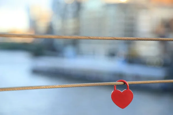 Rode Hart Hangslot Een Hek Brug Als Liefde Symbool Met — Stockfoto