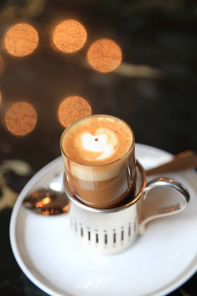 Небольшая Порция Эспрессо Горячим Молоком Сливками Форме Сердца Столике Кафе — стоковое фото