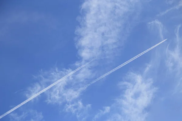 Flugzeuge Hinterlassen Spuren Zwischen Wolken Blauen Himmel Blick Von Unten — Stockfoto