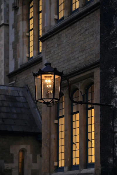 Londra, İngiltere 'deki klasik binalardan eski metal lamba..