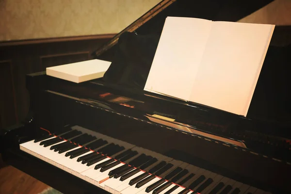 Primer Plano Las Teclas Piano Con Hoja Música Blanco Imagen — Foto de Stock