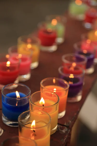 Candela Colorata Preghiera Con Fede Visita Tradizionale Luogo Santo Fede — Foto Stock