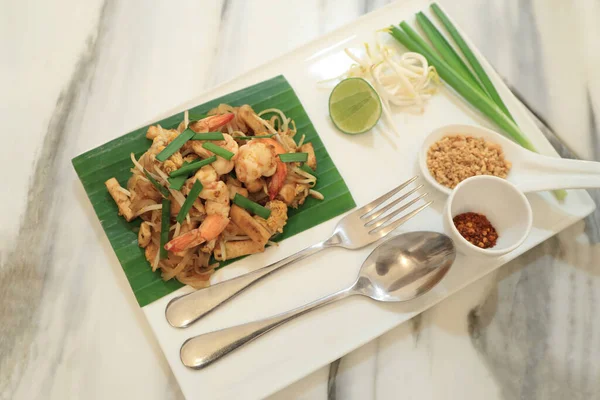 タイ風のパッドタイ風の炒め麺に新鮮なエビが入っています タイの伝統料理 — ストック写真