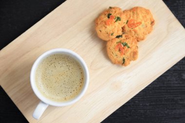 Kahve fincanı ve kurutulmuş karides kurabiyeleri, Tayland usulü ev yapımı kurabiyeler..