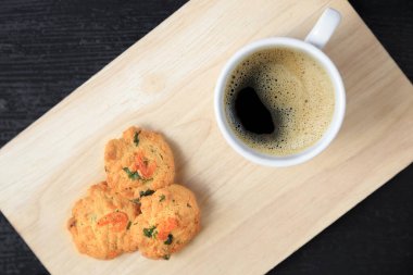 Kahve fincanı ve kurutulmuş karides kurabiyeleri, Tayland usulü ev yapımı kurabiyeler..