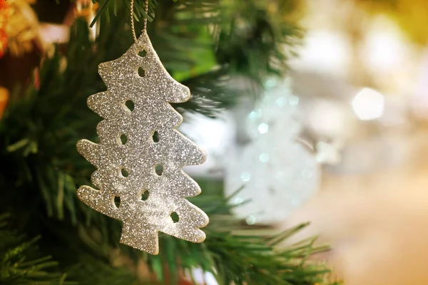 Yeşil Noel Ağacında Asılı Küçük Gümüş Noel Ağacı Sağda Yazı — Stok fotoğraf