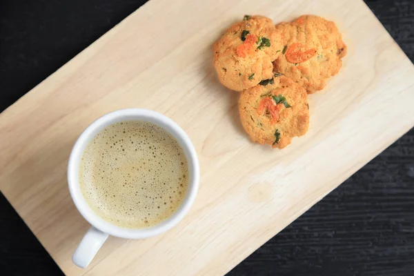 Kahve fincanı ve kurutulmuş karides kurabiyeleri, Tayland usulü ev yapımı kurabiyeler..