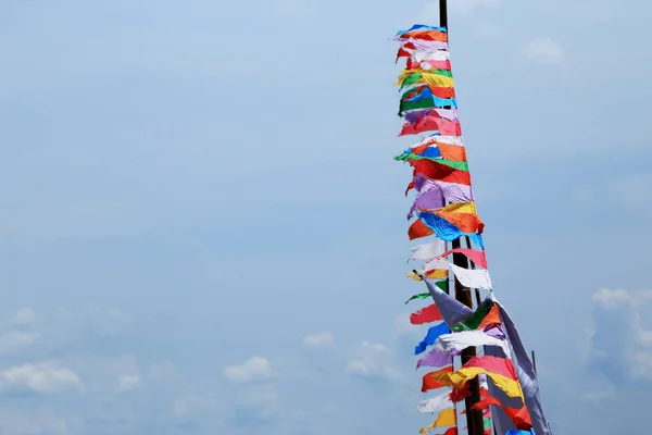 Bandeiras Coloridas Tecido Contra Céu — Fotografia de Stock