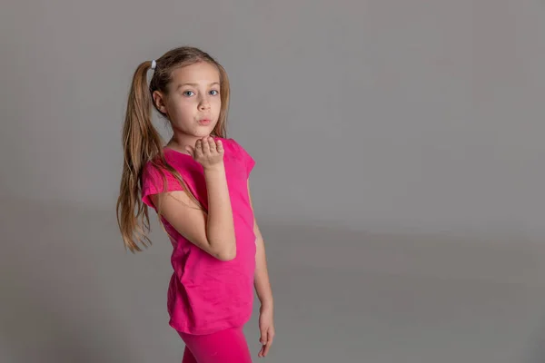 Pembe Tişörtlü Güzel Mutlu Bir Kızın Portresi Boşluğu Kopyala - Stok İmaj