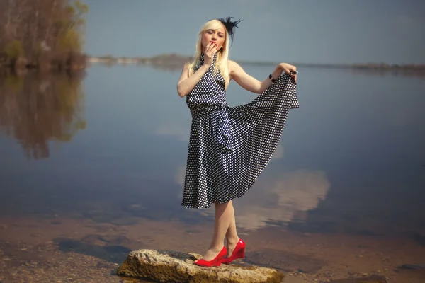 Kız nehirde taş üzerinde ayakta — Stok fotoğraf