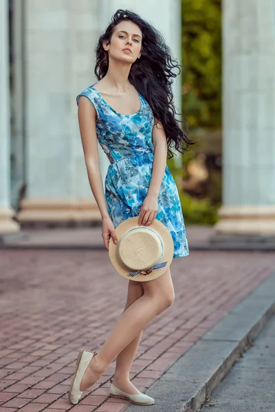 Vacker flicka håller en hatt i handen. — Stockfoto