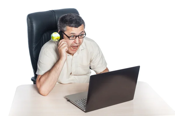 Człowiek patrzy na laptopa i krzyczy. — Zdjęcie stockowe