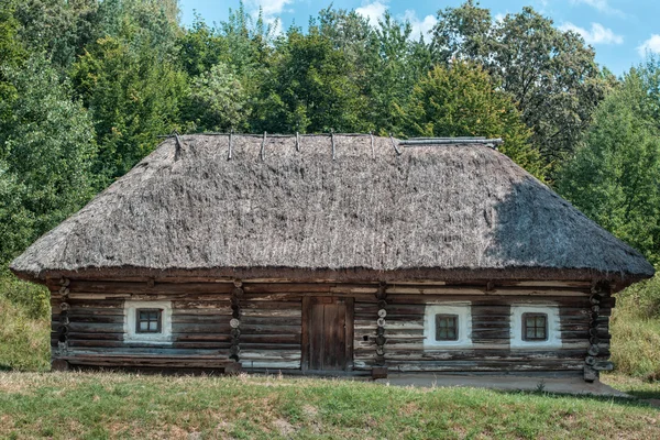 마을에 있는 오래 된 집. — 스톡 사진