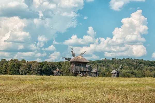 Alte hölzerne Windmühlen auf dem Feld. — Stockfoto