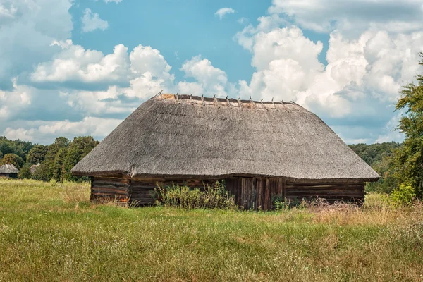 Altes Holzhaus im Dorf. — Stockfoto