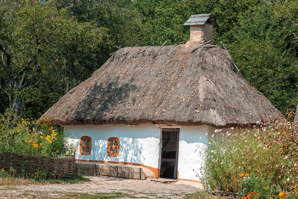 Altes Haus mit Reetdach im Dorf. — Stockfoto