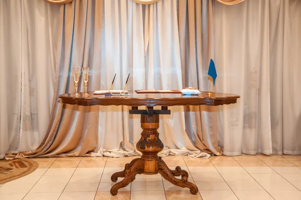 Tisch im Zimmer. — Stockfoto