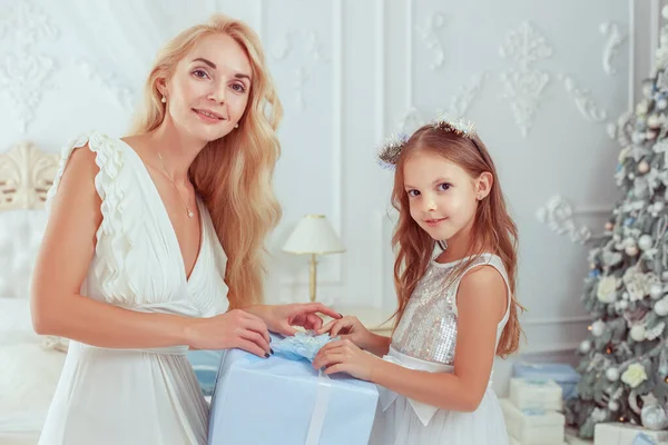 Girl Gives Gift Her Mother Mom Smiles Happiness — Stock Photo, Image