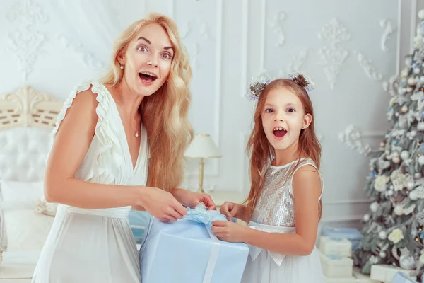 Mom Her Daughter Opening Christmas Present Very Surprised — Stock Photo, Image