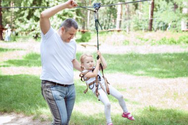 Baba kızına yolda engelleri aşmasında yardım eder..