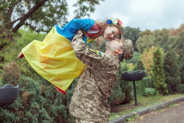 Украинские Военные Держат Дочь Руках Завернута Флаг Украины Стоковое Изображение