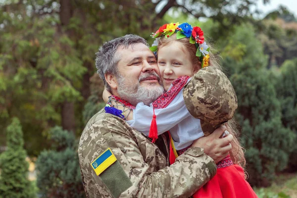 Uzun zamandır beklenen Ukraynalı bir kız ve babasının orduda buluşması..