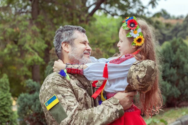 Uzun zamandır beklenen Ukraynalı bir kız ve babasının orduda buluşması..