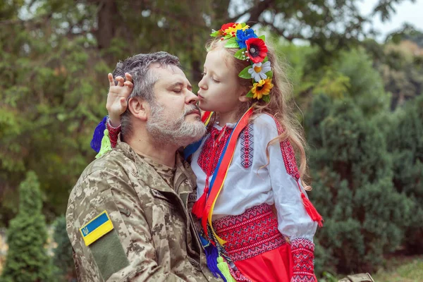 Küçük kızıyla birlikte bir Ukraynalı askerin portresi. Uzun zamandır beklenen toplantı..