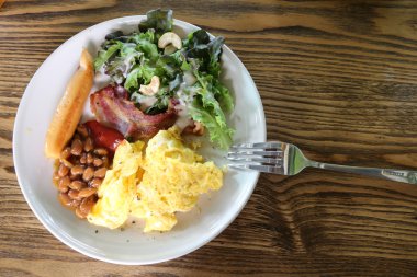 Kahvaltı salatası ve yumurta