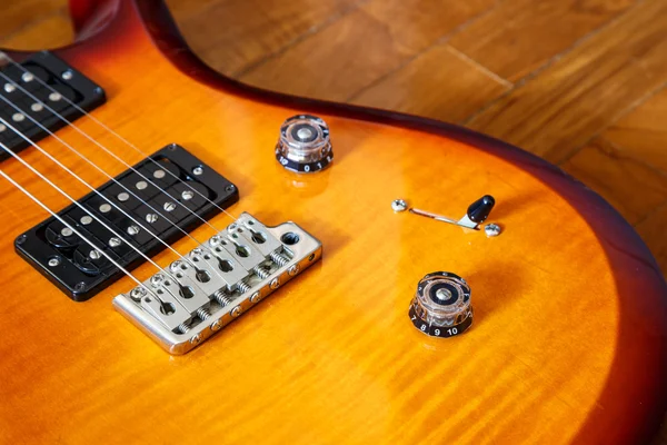 Guitarra eléctrica cutwat sunburst color — Foto de Stock