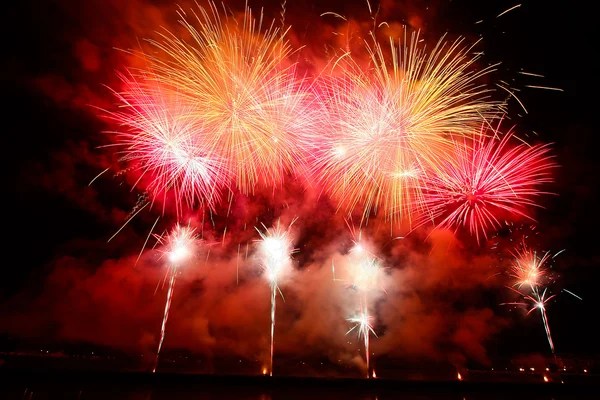 Fuochi d'artificio colorati al cielo notturno — Foto Stock