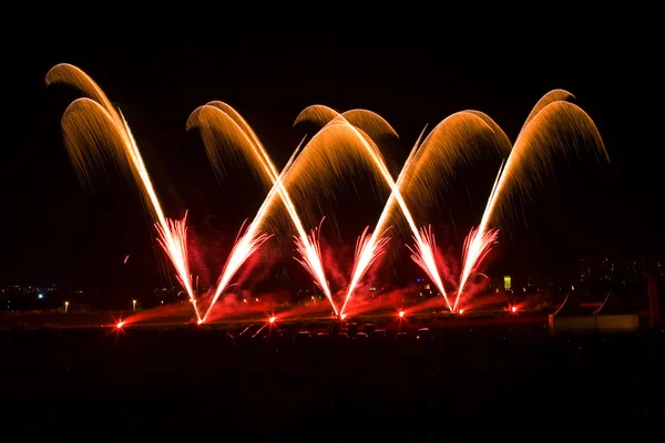 Kleurrijk vuurwerk 's nachts hemel — Stockfoto