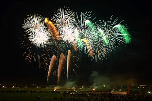 Fuochi d'artificio colorati al cielo notturno — Foto Stock