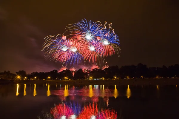 Fuochi d'artificio colorati al cielo notturno — Foto Stock