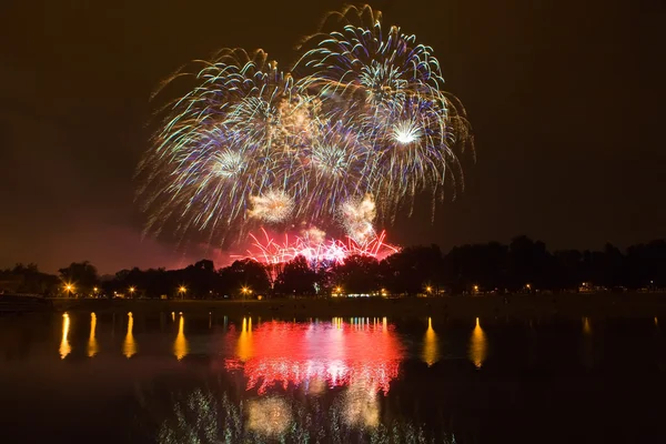 Buntes Feuerwerk am Nachthimmel — Stockfoto