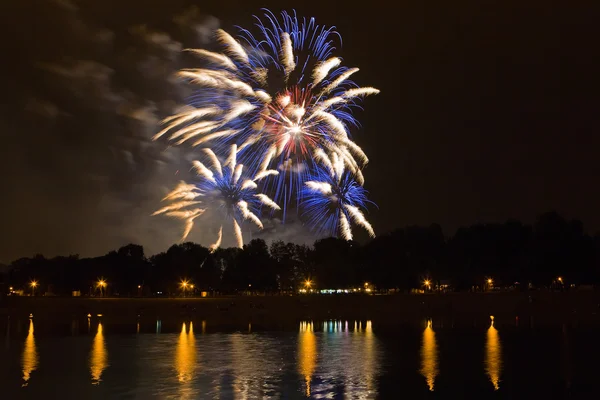 Buntes Feuerwerk am Nachthimmel — Stockfoto