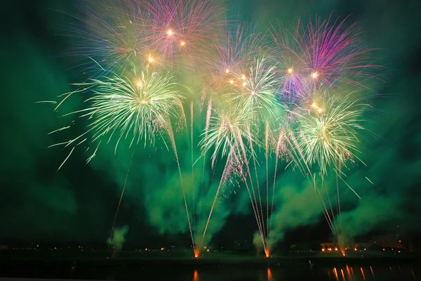 Buntes Feuerwerk am Nachthimmel — Stockfoto