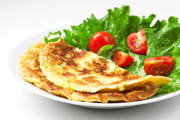 Omelete com tomate cereja e salada verde em prato branco — Fotografia de Stock