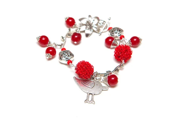 Elegante pulsera de silve, ágata roja y alambre sobre fondo blanco aislado —  Fotos de Stock