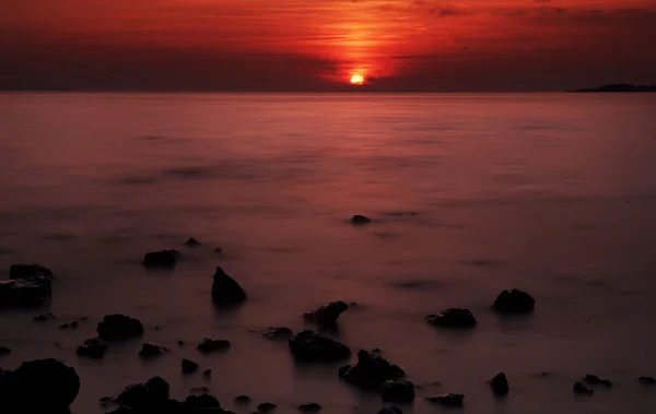 Belo pôr do sol com rochas em Zaton perto de Zadar, Croácia — Fotografia de Stock