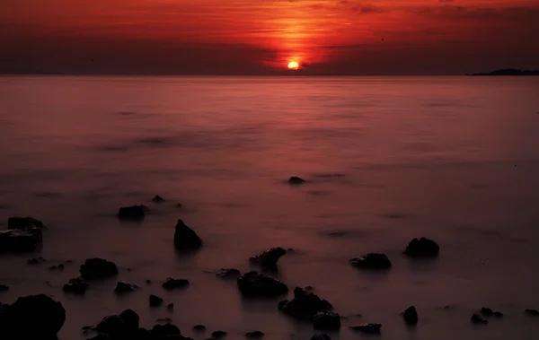 ดวงอาทิตย์ตกที่สวยงามกับหินใน Zaton ใกล้ Zadar, โครเอเชีย — ภาพถ่ายสต็อก