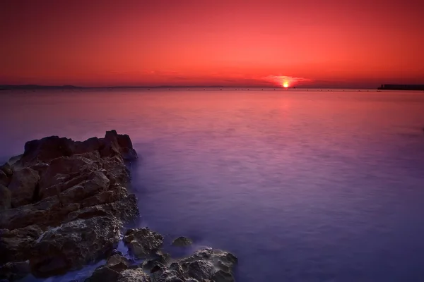 Hermosa puesta de sol con rocas en Zaton cerca de Zadar, Croacia —  Fotos de Stock