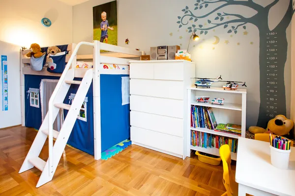 Quarto de menino com playground casa e árvore com perdido de brinquedos — Fotografia de Stock