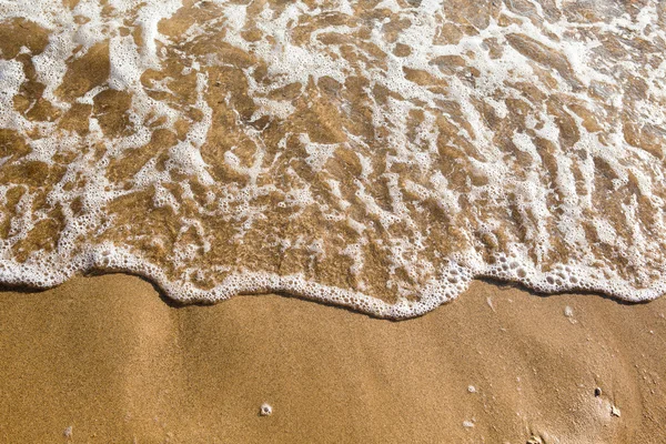 Ola suave del mar en la playa de arena en verano —  Fotos de Stock