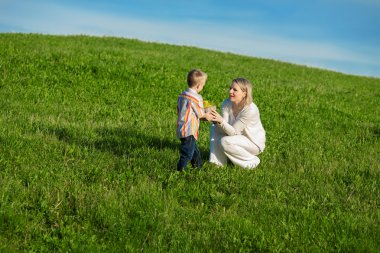 güzel çocuk ve anne bahar ile mevcut. Anneler günü veya doğum günü kutlama kavramı