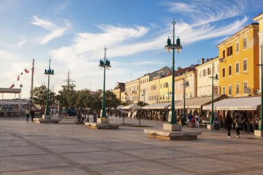 Mali Losinj, Hırvatistan - 21 Mayıs: Küçük turistik şehir Mali Lo? INJ üzerinde 21 Mayıs 2014. Berrak deniz, saf hava, flora ve Fauna zenginliği. Adadır dünya çapında bilinen bir sağlık tesisi