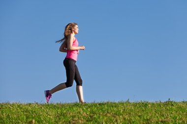 güzel bir genç kadın parkta yoga egzersizleri yapıyor